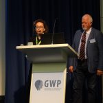 Stallbau-Experte Georg Fink wurde von GWP-Moderatorin Christine Felsinger begrüßt und informierte über den idealen Boden im Laufstall. Foto: Dr. Julia Steinhoff-Wagner