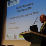 Dr. Ludwig Christmann, Vorsitzender der Gesellschaft zur Förderung der Wissenschaft um das Pferd, eröffnete die 1. GWP-Akademie "Das gesunde Pferd" bei der Equitana 2019 in Essen. Foto: Julia Steinhoff-Wagner