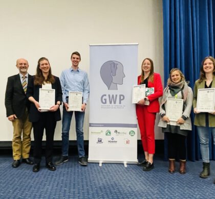 Die Preisträger der GWP-Preisverleihung 2023 freuen sich mit Dr. Ludwig Christmann, dem Vorstandsvorsitzenden der GWP (links): Michaela Schulz, Benedikt Rösler, Lea Speyer, Almut Scheler, Janina Beule. Foto: Felsinger