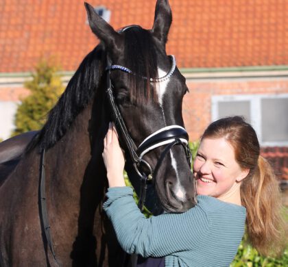 GWP-Vorstandsmitglied Dr. Katharina Wiegand mit Pferd. Foto: privat