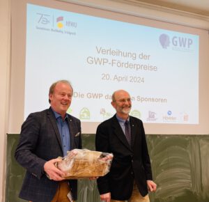 Dankeschön an Prof. Dirk Winter (links) von der Hochschule Nürtingen: Der GWP-Vorstandsvorsitzende Dr. Ludwig Christmann überreichte bei der Förderpreisverleihung 2024 das Gastgeschenk. Foto: GWP