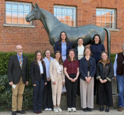 Vor dem Tempelhüter-Denkmal in Verden: Die Autorinnen aller 2026 von der GWP prämierten Arbeiten, flankiert vom GWP-Vorsitzenden Dr. Ludwig Christmann (li.) und Jury-Mitglied Hendrik Fiegel.